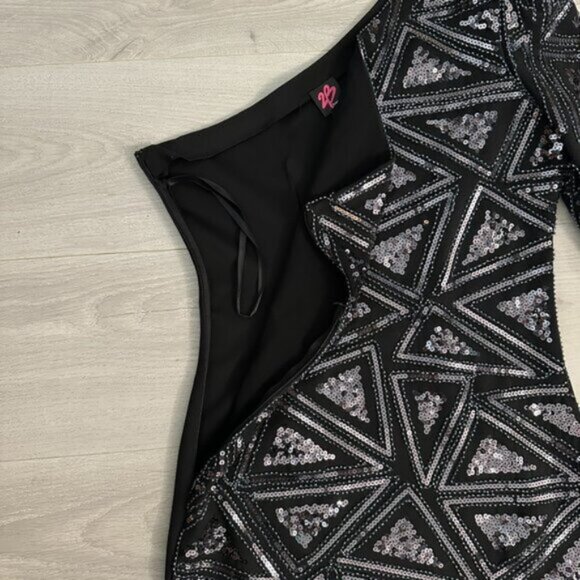 2B BEBE One-Shoulder Sequin Mini Dress Black Medium Party Glam Edgy New With Tag - Picture 7 of 11